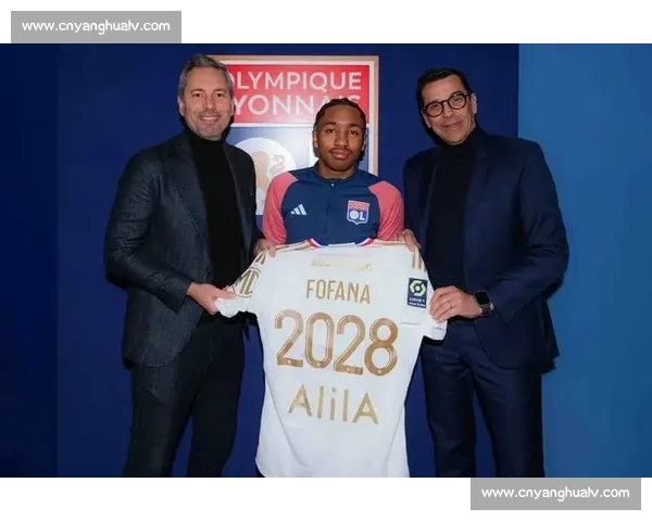 英超三巨头竞逐里昂天才边锋福法纳，转会费或破 5000 万欧