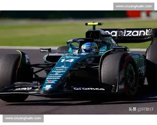 致命失控！赛车时速 200 公里飞出场外，观众尖叫逃命瞬间曝光